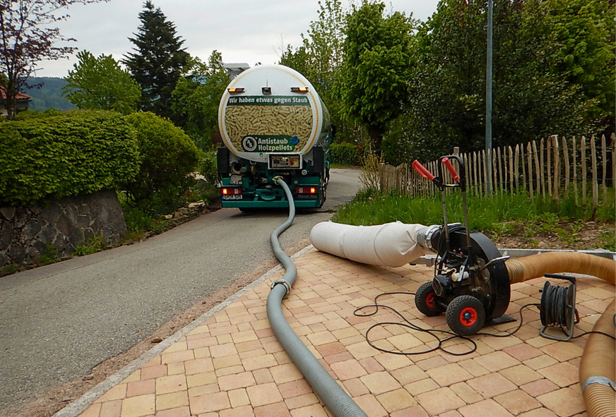 Lieferung von Holzpellets, im Schwarzwald regional verfügbarer Brennstoff. Der Preis lag in den letzten zehn Jahren im Schnitt rund 30 Prozent unter dem von Heizöl und Erdgas. Aktuell und künftig wird der Preisvorteil gegenüber fossilen Brennstoffen noch deutlicher.