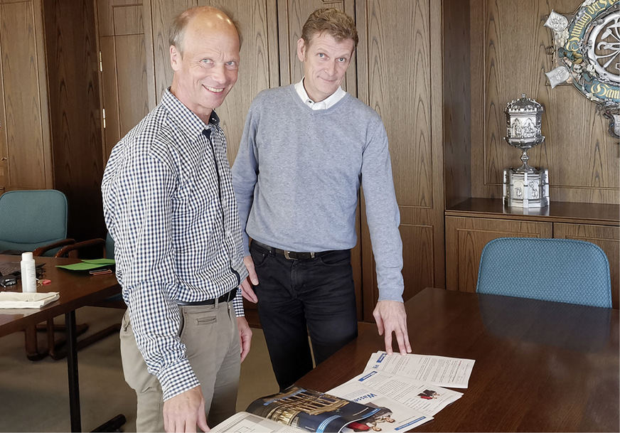 Interessiert schauten die Gastgeber Klaus Schröder und Oliver Hinrichs von der Innung SHK Hamburg beim letzten Treffen der Autoren auf die bereits entstandenen Unterrichtsmaterialien der Autoren