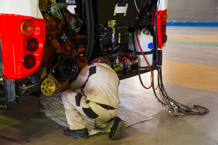 Entwicklungsarbeit im Dienst der mobilen Hygiene. Hier verbindet ein Anlagenmechaniker den schallentkoppelten Siphon in Nennweite 100 mit der Busfahrgestell