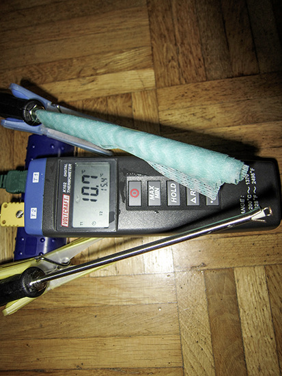 Zwei Temperatursensoren in einem Luftstrom mit Anzeige der jeweils gemessenen Temperatur