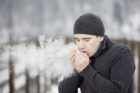 Menschen atmen, wie man in kalter Umgebung erkennen kann, feuchte Luft aus