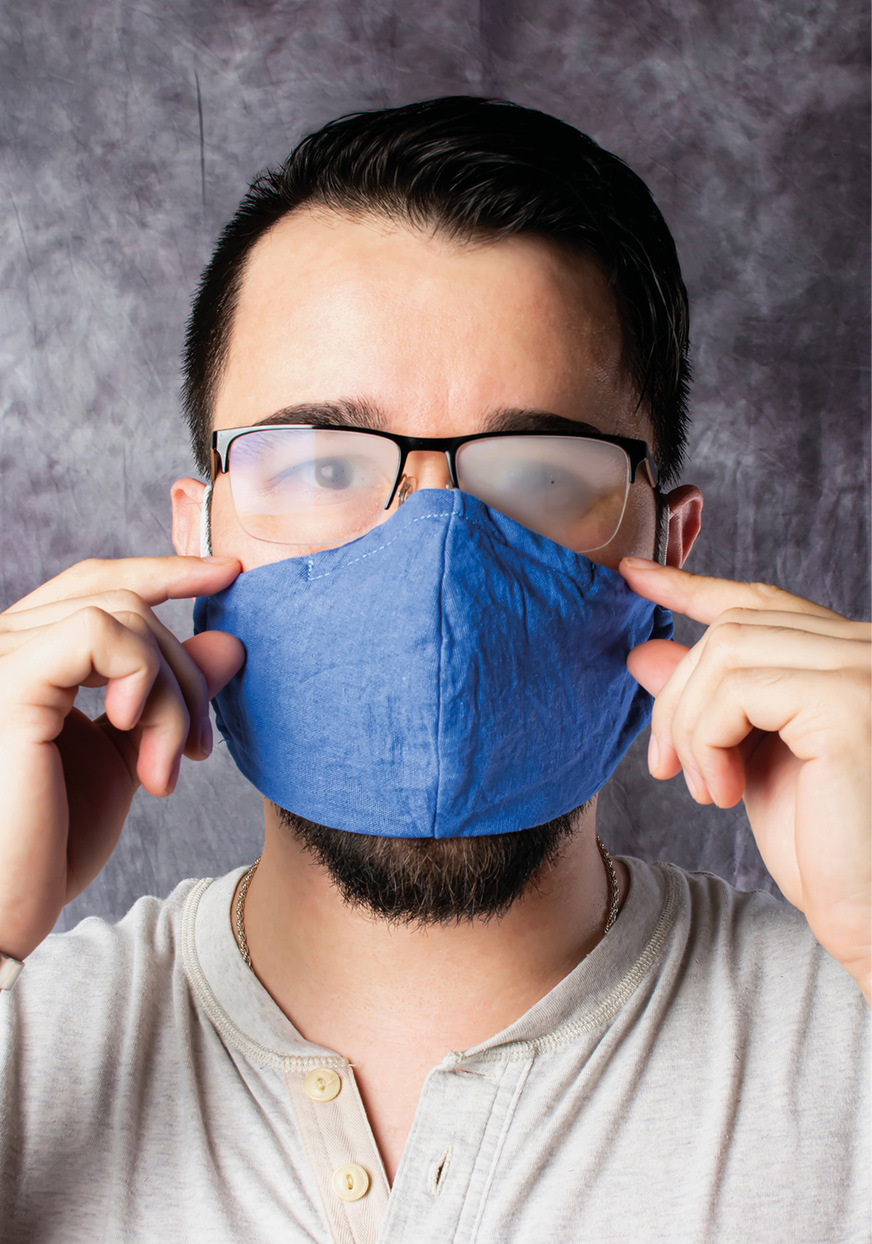 Menschen atmen feuchte Luft aus. Brillenträgern beschlägt daher gerne die Brille, wenn über eine Maske direkt hinter die Gläser geatmet wird