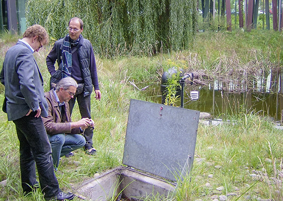 Innenhof am Standort Adlershof mit unterirdischer Regenzisterne und Verdunstungsteich