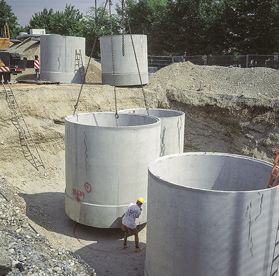 Versetzen der Regenspeicher als Mehrbehälteranlage mit einem Filterschacht und vier Betonzisternen, zusammen 36 m³ Fassungsvermögen