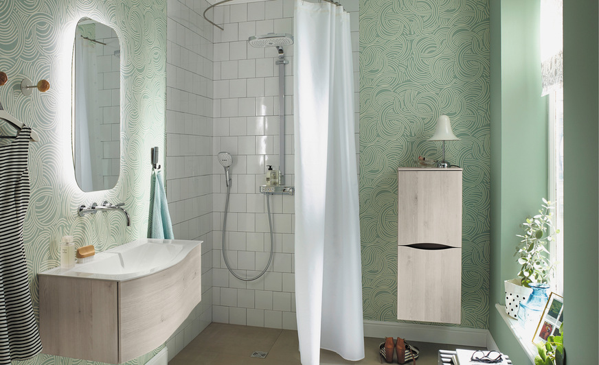 Im Bad kann auch tapeziert oder gespachtelt werden