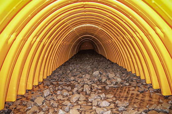 Durch den vollständig offenen Innenraum der Tunnelkammern verteilt sich das Wasser gleichmäßig. Bei Versickerungsanlagen kann es in der Sohle ungehindert entweichen