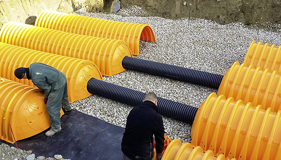 Ein bis zwei Arbeitskräfte reichen aus, um die Stormtech-Tunnel ohne Hilfsmittel zu bewegen