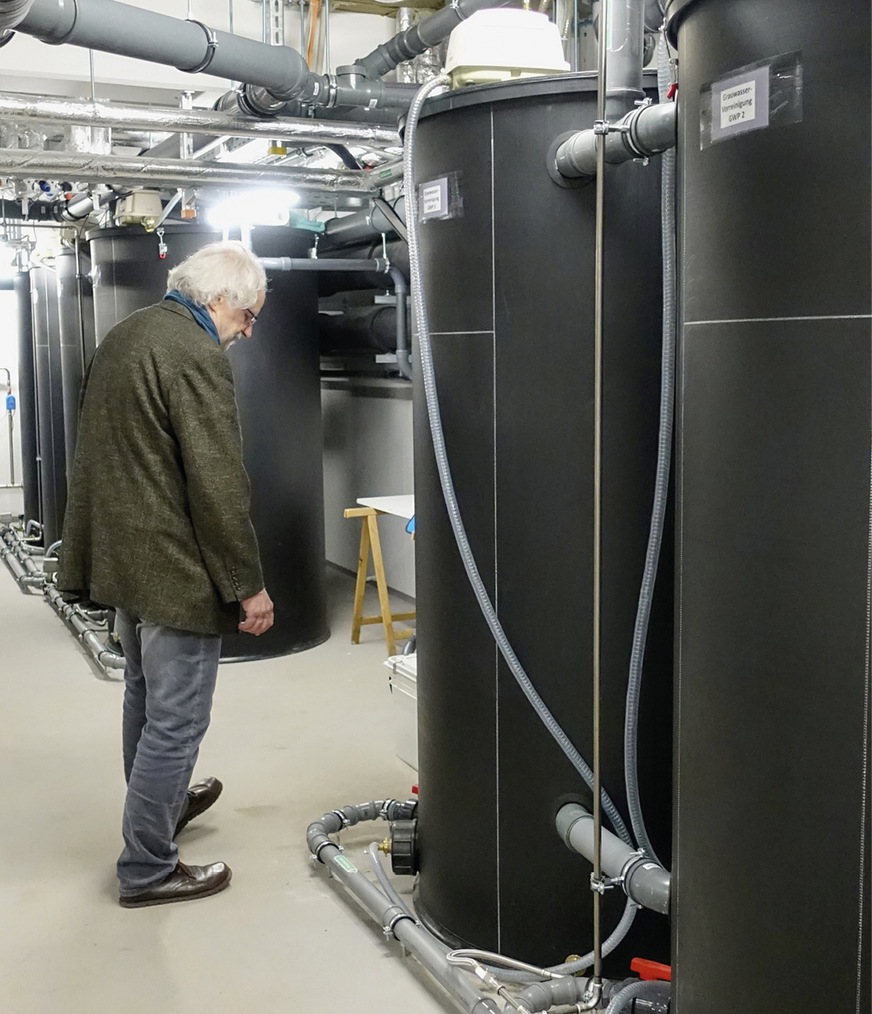 Das warme Grauwasser aus den Duschen wird mit Hilfe eines Siebes zunächst von störenden Stoffen befreit, bevor ihm nach dem 3-stufigen Grauwasserpuffer (rechts vorne) zum ersten Mal die Wärme entzogen wird. Sieb, Wärmeübertrager und Behälter reinigen sich bei Bedarf automatisch.