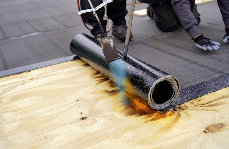 Ob diese Holzkonstruktion eines Flachdachs den Ballast trägt, um eine Solaranlage zu fixieren, sollte ein Statiker entscheiden