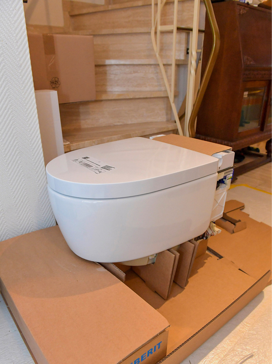 Die Verpackung der Geberit Aquaclean Dusch-WCs dient als praktische Montagehilfe. Damit kann das WC ohne Kraftaufwand auf der richtigen Höhe positioniert und von oben befestigt werden.