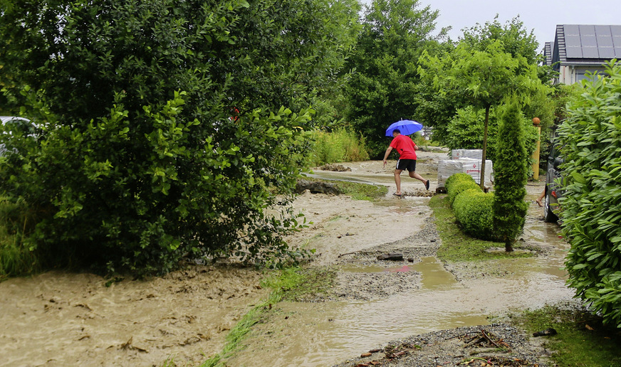 Urbane Sturzfluten häufen sich, die Auswirkungen werden immer dramatischer. Trotz professioneller Wetterdienste, stündlicher Vorhersagen und lokaler Unwetterwarnungen konnten die Betroffenen nicht entsprechend vorsorgen.