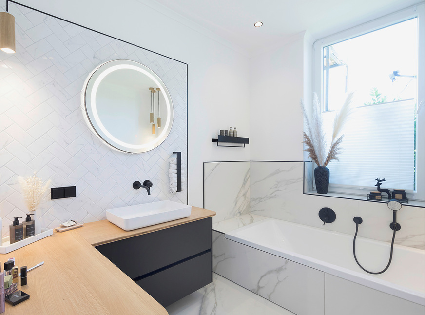 Akzente in Schwarz bereichern das neue Bad