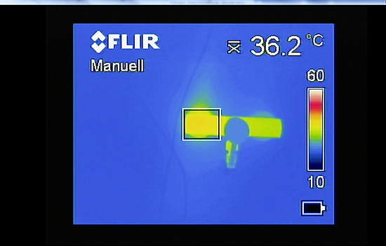 Bild 8: Thermographie einer schwarz beschichteten Armatur während des Versuchs mit durchgeschleifter Zirkulation. An der Warmwasserseite werden über 40 °C Oberflächentemperatur erreicht