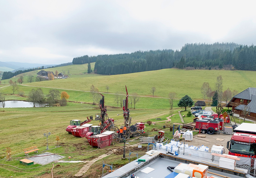 Während der Bauphase beim sogenannten Abteufen der Bohrlöcher für die Erdsonden.