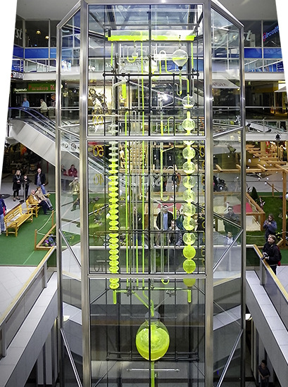 Auch eine echte Wasseruhr, wie hier im Europacenter in Berlin, kann beeindruckend sein