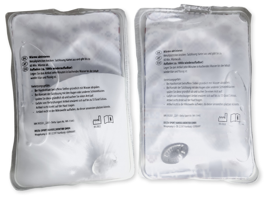 Zwei Handwärmer als Beispiel für latente Wärmespeicherung; links kurz nach dem Knicken des Plättchens und daher während der Kristallisation, rechts flüssig und durchgeladen