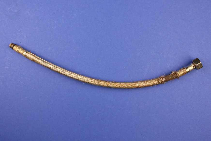 Ein schadenursächlicher Flexschlauch, bei dem durch ­Außenkorrosion das Edelstahl-Stützgewebe zerstört ist