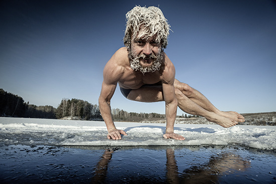 Sein Wärmeübergangswiderstand ist draußen recht gering. Dieser Mann könnte auf Dauer auskühlen