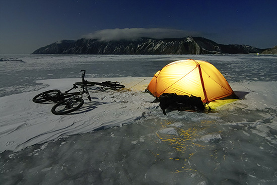 Sich nackt in einem Zelt aufzuhalten sorgt zumindest für einen höheren Wärmeübergangswiderstand gegenüber der Umgebung