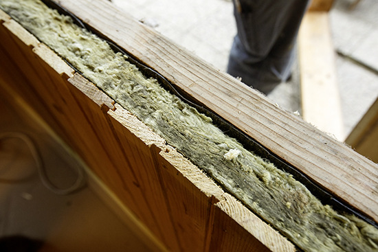 Diese Außenwand kann durchaus den gleichen U-Wert haben wie die eines dickwandigen, schweren Bunkers. Das Aufheizverhalten wird sich aber ­erheblich vom Bunker unterscheiden