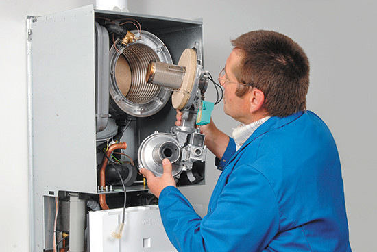 Ein Blick in den Brennraum und anschließend werden neue Dichtungen als sogenanntes Hilfsmaterial eingesetzt