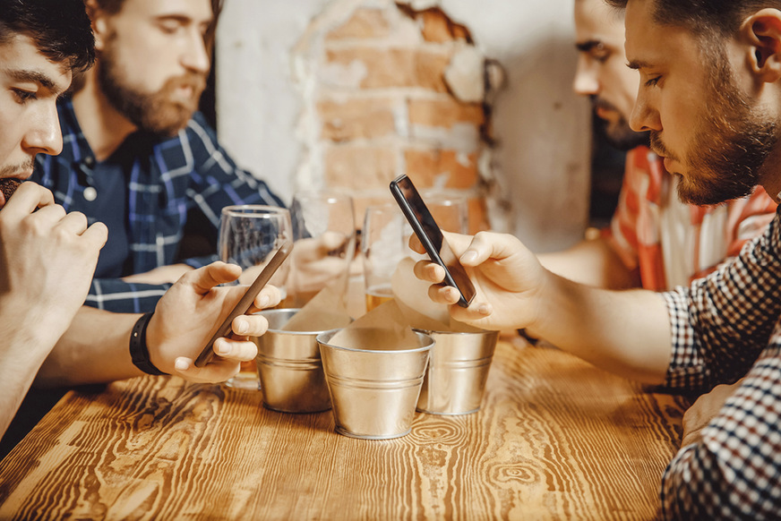 Schade, wenn selbst beim geselligen Abend mit den Kollegen nur die Smartphones Signale austauschen.