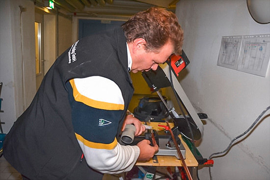 Schritt 5: Überprüfung der fachgerechten Entgratung durch Inaugenscheinnahme und Tasten