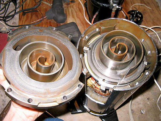 Der Scrollverdichter mit der sich drehenden Spirale auf der Motorwelle (rechts) und der festmontierten Spirale (links)