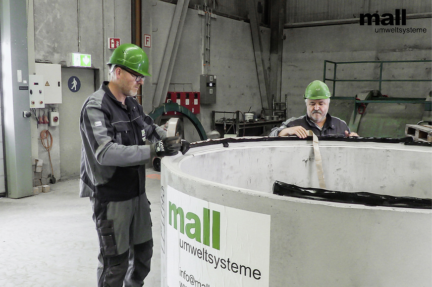 Fertigteilbehälter aus Beton werden im Herstellerwerk so weit wie möglich für den direkten Transport zur Baustelle vorbereitet. Für Rohrverbindungen sind Öffnungen mit Dichtungsmanschetten im Behälter vorhanden.