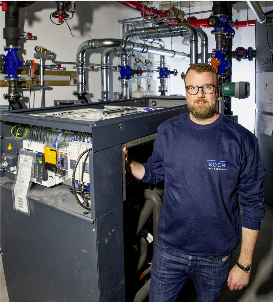 SHK-Unternehmer Marco Rzeski hat sich in den letzten zehn Jahren bei der Installation für die Gewerke Heizung und Kühlung in vielen hundert Anlagen für Geberit Mapress C-Stahl entschieden. „C-Stahl liegt im Materialeinkauf nach meiner Erfahrung etwa um ein Drittel günstiger im Vergleich zu Edelstahl oder Kupfer.“