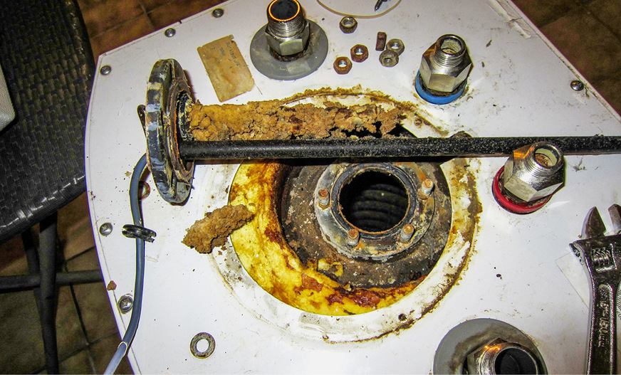 Was das aussieht wie der Ansatz eines Korallenriffs ist der Rest einer Opferanode. Die Kontrolle während einer Wartung hat wohl schon lange nicht mehr stattgefunden.