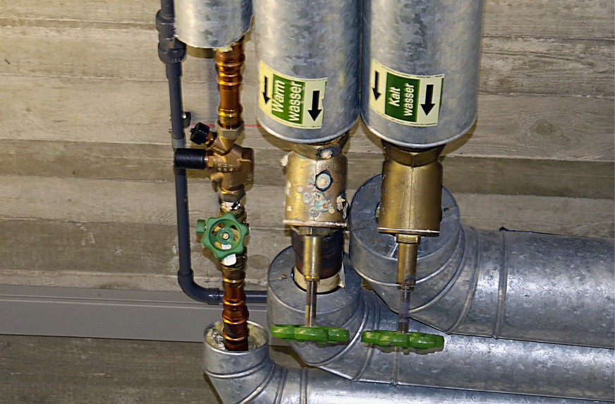 Die Anforderungen an die Trinkwasserqualität – etwa, dass Trinkwasser nicht korrosiv wirken darf – beziehen sich ausschließlich auf gesundheitliche Aspekte, technische Belange werden nicht betrachtet.