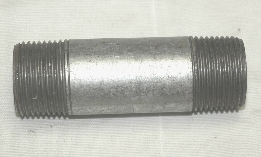 Ein Rohrnippel aus der Gewindeschneidemaschine besitzt herstellungsbedingt sehr glatte Hügel und Täler. Da kann sich kein Hanf oder Teflon-Band halten.