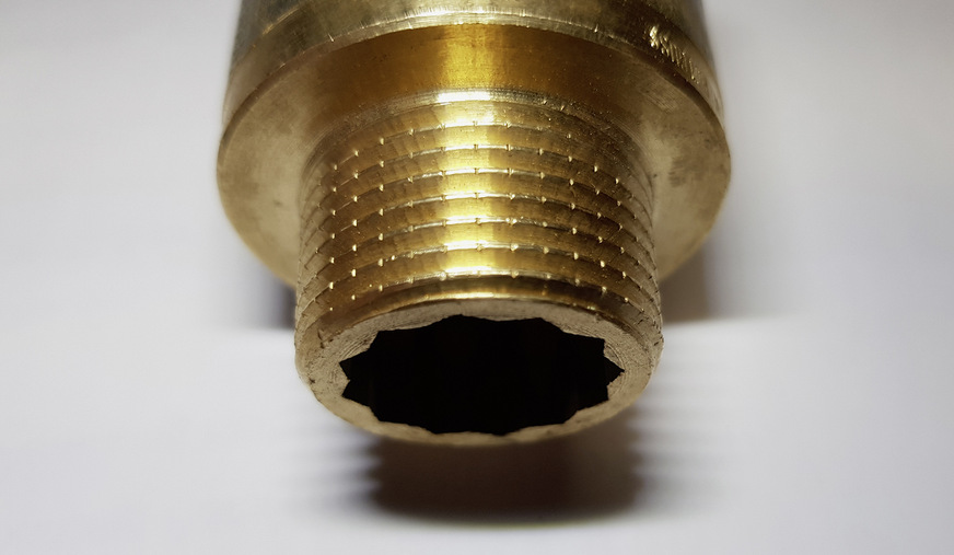 Ein industriell gefertigtes Gewinde, hier in ¾ Zoll, ist oft schon aufgeraut und bietet daher Hanf oder Teflon den nötigen Halt.