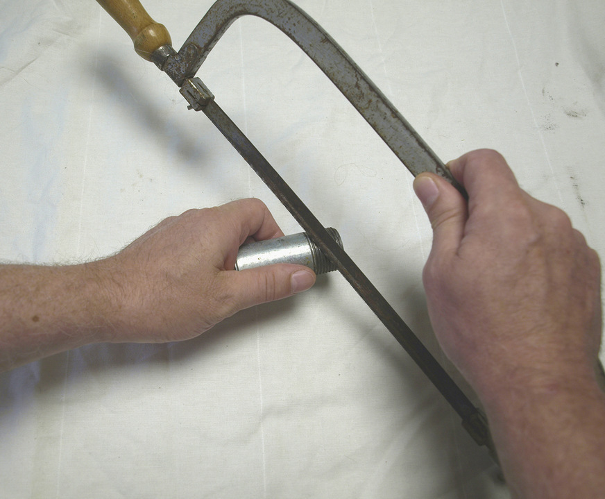 Das Aufrauen eines zölligen Nippels von Hand erledige ich gerne mit einem Sägeblatt. Dabei kratze ich mehrfach längs der Rohrachse über das Gewinde.