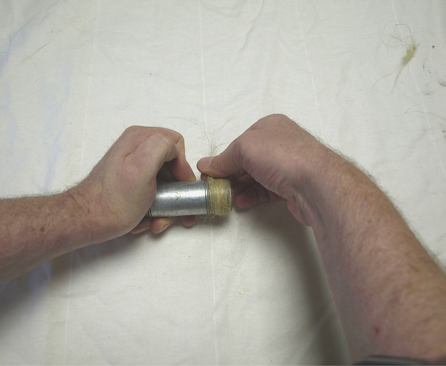 Der Hanf sollte nicht millimeterdick auf den Hügeln des ­Gewindes aufliegen.