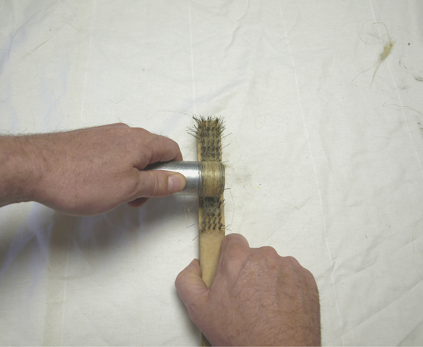 Die ohnehin schon stramme Wicklung mit Hanf wird abschließend noch fest im Uhrzeigersinn „eingebürstet“. Der Hanf ist dann unempfindlich gegen weiteres Verdrehen.