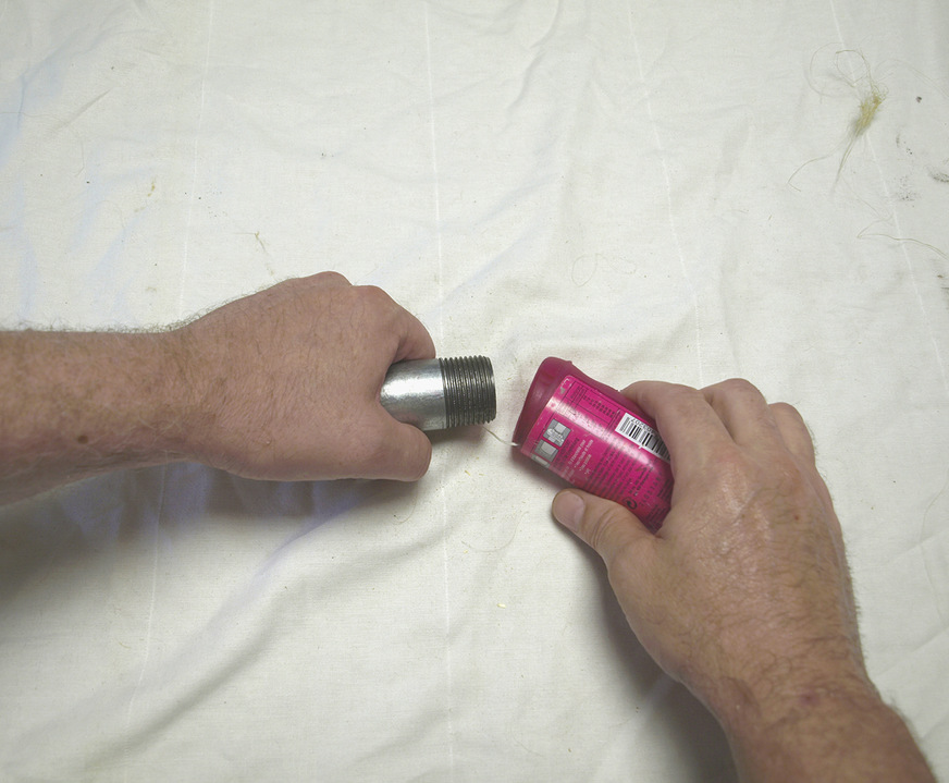 Der bereits aufgeraute Nippel kann auch mit Teflon-Band zur dichten Gewindeverbindung vorbereitet werden.