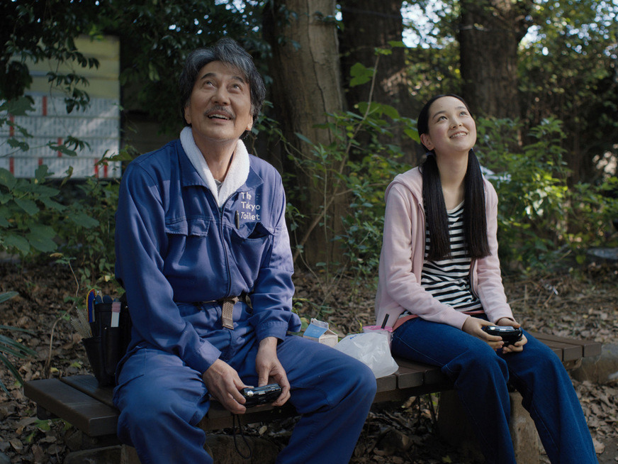 Im neuen Spielfilm „Perfect Days“ von Wim Wenders reinigt Hirayama – gespielt von Kōji Yakusho (li.) – die einzigartigen öffentlichen Toiletten der THE TOKYO TOILET Projects der Nippon Foundation.