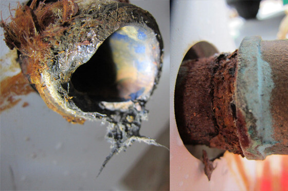 Schadensbild 2 (links): Ein Trinkwasseranschluss nach nur zweijähriger Nutzung. Obwohl die Installation ansonsten handwerklich auf hohem Niveau erfolgt war, führte zu viel Hanf zu diesem Schaden.&nbsp;Schadensbild 3 (rechts): Unter dem überdehnten T-Stück aus Schadensbild 2 kam dieser „abgefressene“ zöllige Rohranschluss zum Vorschein. Der Überschuss an Hanf war gut gemeint, aber letztlich „tödlich“.