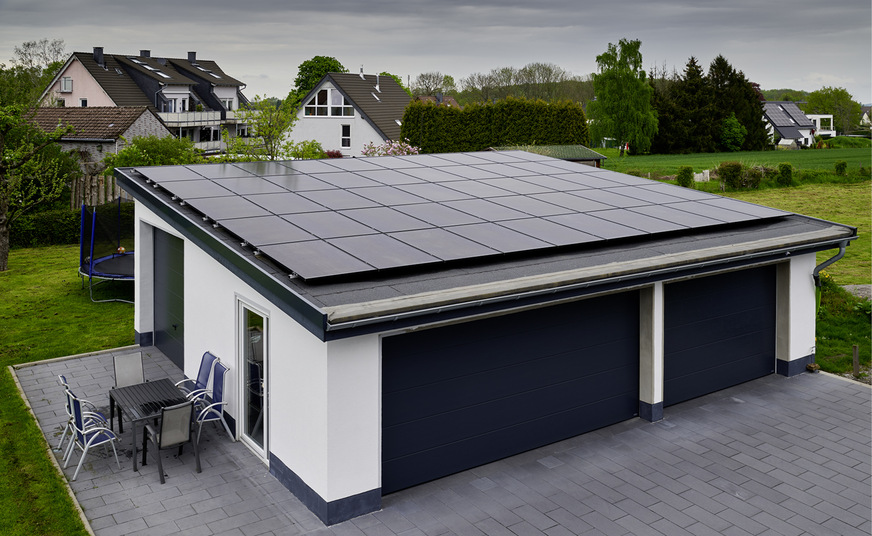 Die aus 50 Modulen rund 100 m² große PV-Anlage auf einem Nebengebäude hat eine Leistung von 21 kWp.