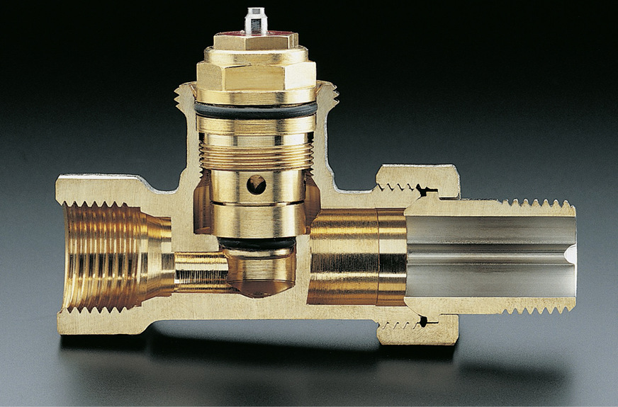 Ein Schnittmodell offenbart, dass ein Thermostatventil nicht nur öffnet und schließt und dabei maximal strömungsgünstig sein soll. Die feine Ausarbeitung des Fließweges hat einige Gründe.