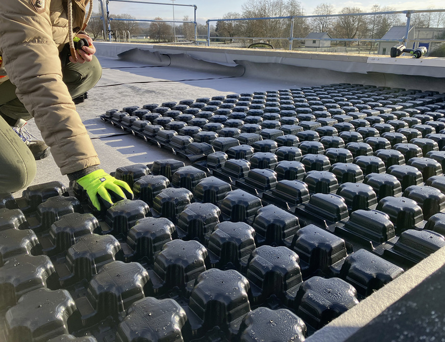 Retentions-Gründach Sponge City Roof. Oberhalb Dämmung und Dichtung 8 cm hohe Spacer-Elemente mit Hohlräumen für flächigen Wasserspeicher mit einem Volumen von 19,2 m³ und einer maximalen Last von 80 kg/m². Dies liegt noch deutlich unter der für den Winter zu berücksichtigenden Schneelast vor Ort.