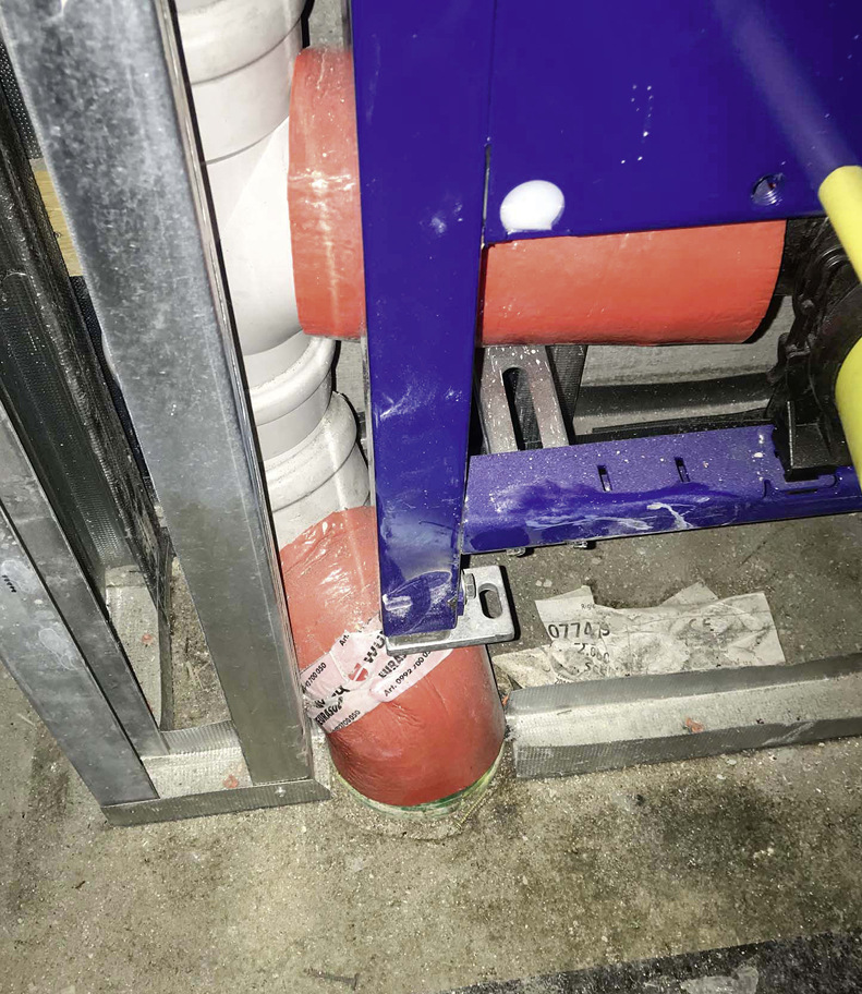 Montageelemente sind am Boden zu befestigen und zu verschrauben. Aber auf keinen Fall, wie im Bild, auf einer Abwasserleitung abzustützen.