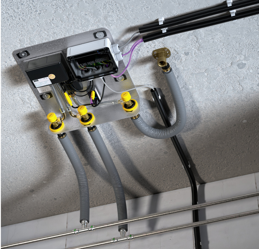 Die vollständige Technik der „AquaVip-Duscheinheit elektronisch“ ist auf einer Grundplatte vormontiert.