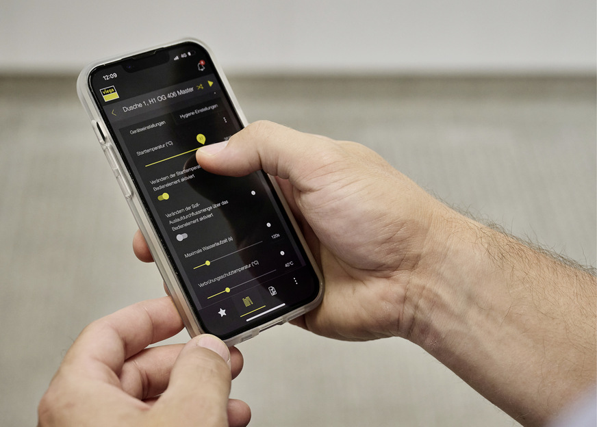 Die „AquaVip-Duscheinheit elektronisch“ lässt sich ganz einfach per App parametrieren. Sie dokumentiert auch die Hygienespülungen.