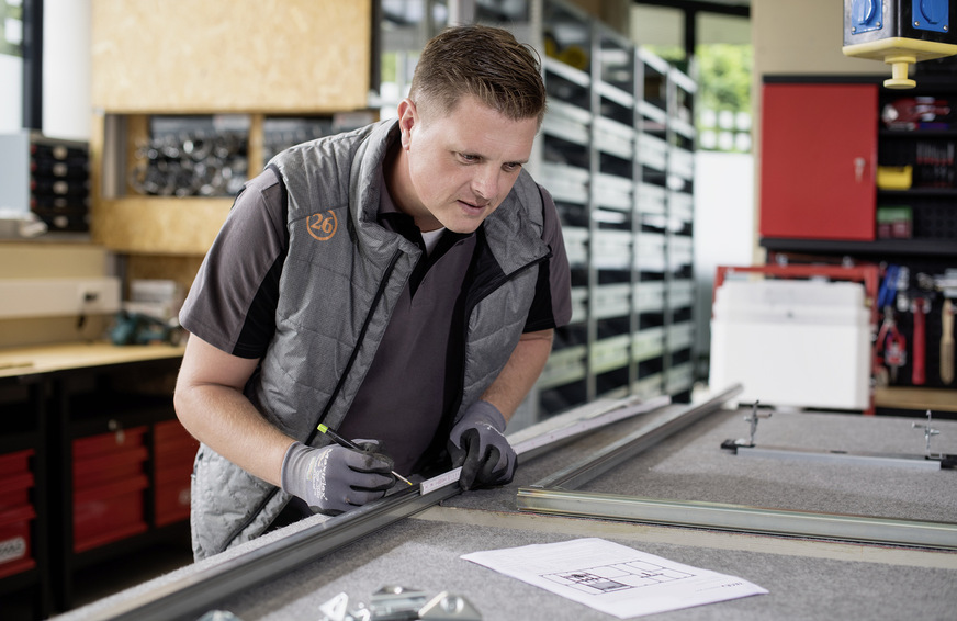 In der Werkstatt im Betrieb sind die räumlichen Verhältnisse in der Regel deutlich besser als auf der Baustelle und man hat alles nötige Gerät direkt zur Hand.
