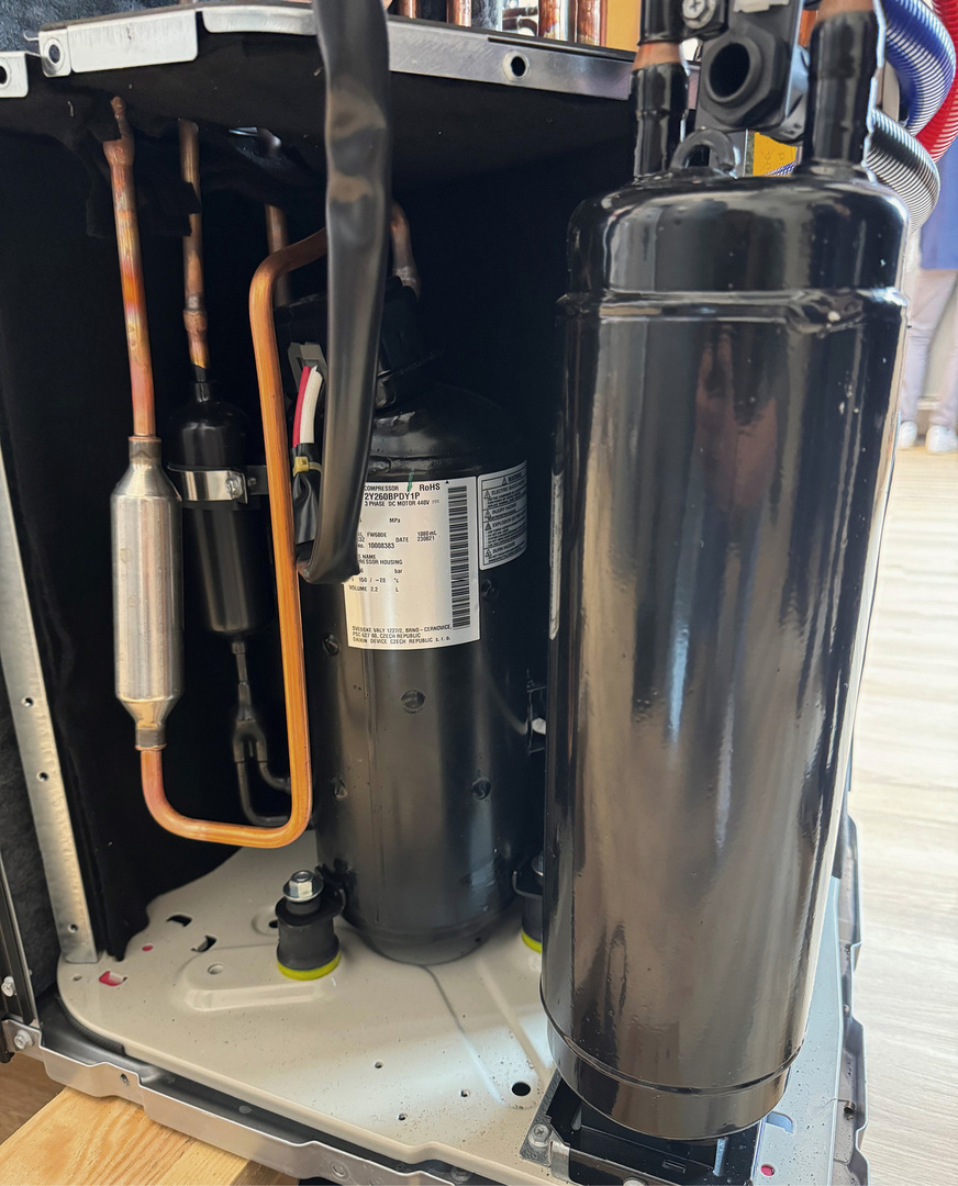 Der Blick ins Innere einer Wärmepumpe zeigt den Kompressor sowie die Strömungstechnik für das Kältemittel.