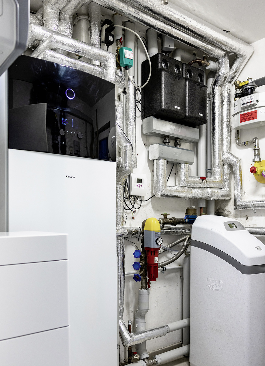 Die Wärmeübergabe im Keller eines Wohnhauses verbindet letztlich nur noch die übliche Heizungshydraulik mit der Wärmepumpe