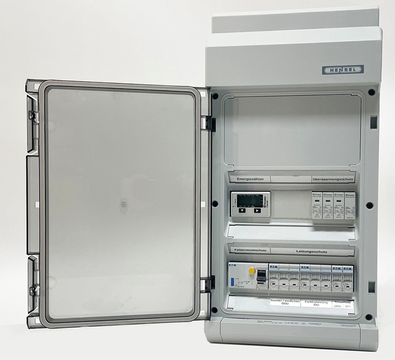 Die Elektro-Unterverteilung für die Wärmepumpe von Wolf ist in einem eigenen vorverdrahteten Aufputz-Schaltschrank integriert. Sie enthält alle erforderlichen Verdrahtungskomponenten der Wärmepumpenanlage.